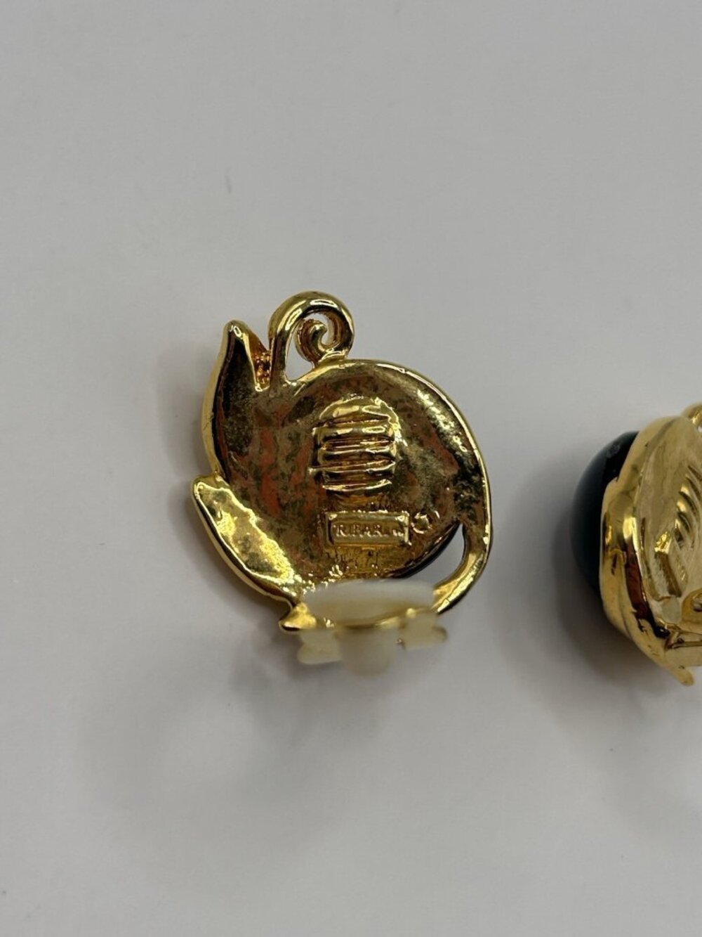 Vintage Trifari Black Cabochon Gold Tone Leaf Clip On Earrings Christmas Gift - Picture 11 of 12